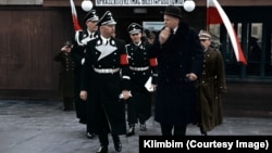 Колоризирана слика од 1938 година на која е прикажана лента со свастика што вообичаено ја носеле високите нацисти.
