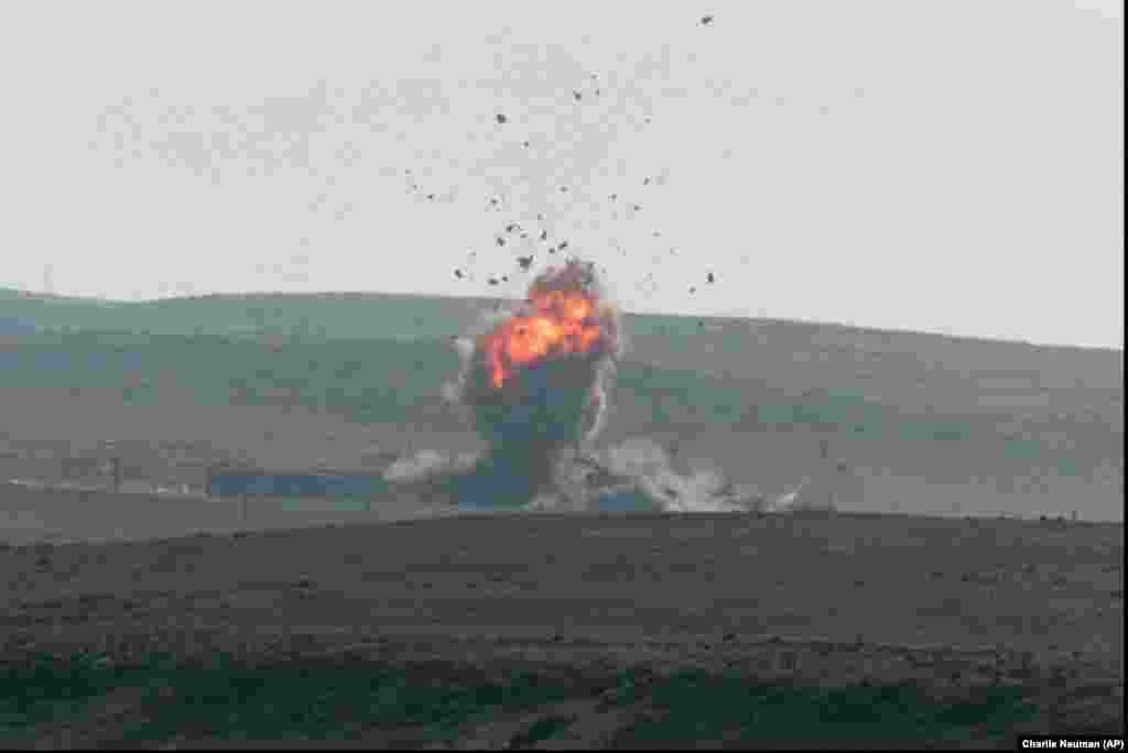 O rachetă Tomahawk, lansată de pe un submarin, își atinge ținta în timpul unui test efectuat în noiembrie 1998, pe insula San Clemente - un poligon de antrenament și testare a armelor al Marinei SUA, situat în largul coastei sudice a Californiei. În timpul unei convorbiri telefonice la începutul lunii iulie, președintele Trump l-ar fi întrebat pe Zelenski: „Volodimir, poți lovi Moscova? [...] Poți lovi și Sankt Petersburg?” Președintele ucrainean ar fi răspuns: „Absolut. Putem, dacă ne dai armele.” Pe 15 iulie, Trump a negat că intenționează să înarmeze Kievul cu rachete cu rază lungă de acțiune, declarând reporterilor: „Nu intenționăm să facem asta.”