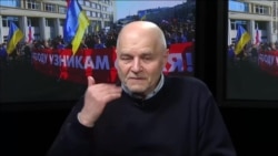 Люди вышли на площадь