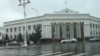 Türkmenistanyň Döwlet migrasiýa gullugynyň Aşgabat şäheri boýunça bölüminiň edara jaýy. Arhiwden alnan surat.