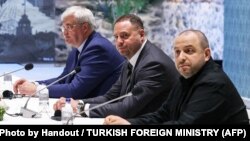 Fotografie distribuită de Ministerul de Externe al Turciei, înfățișând delegația ucraineană la negocierile de pace cu Rusia, pe 16 mai 2025, la Istanbul 