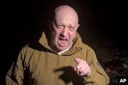 Во видеото објавено на 5 мај, Евгениј Пригожин стои покрај повеќе тела кои лежат на земја за кои рече дека се мртви борци на Вагнер и за чија смрт го прекорува Кремљ поради недостигот на поддршка.