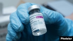 Një shishe me doza të vaksinës AstraZeneca.