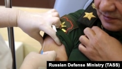 Ministrul rus al apărării, Serghei Șoigu este unul din voluntarii pe care s-a testat noul vaccin anti-Covid „Sputnik V”, Moscova, 4 septembrie 2020 