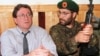 1998 год. Ричард Холбрук (слева) осуществляет челночную дипломатию в ходе конфликта на Балканах
