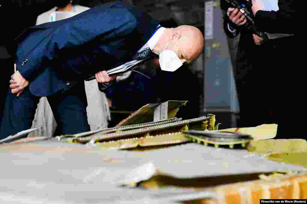 Gjyqtari kryesues, Hendrik Steenhuis (në foto), u ka thënë gazetarëve se &ldquo;po e realizojmë këtë vizitë te avioni i rindërtuar i MH17, si pjesë e procesit zyrtar penal, i cili do të jetë mjaft i ngarkuar emocionalisht për të afërmit e viktimave&rdquo;