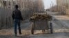 В предыдущие годы в Узбекистане наблюдались случаи, когда в Ферганской области школьников заставляли принести по мешку навоза. 