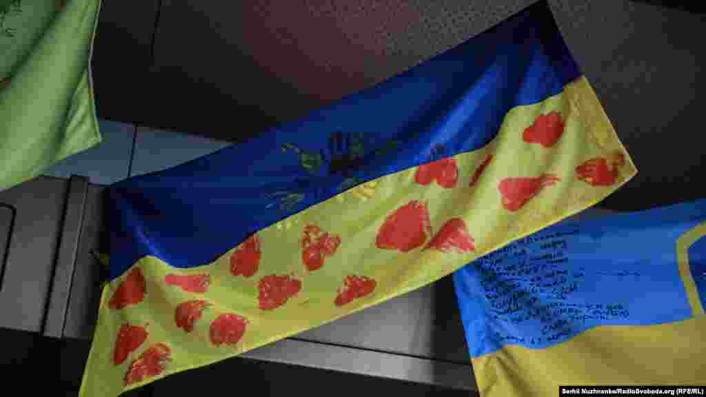 Прапор з відбитками дитячих долоньок &ndash;&nbsp;дитячий талісман, який подарували бійцям батальйону особливого призначення &laquo;Київ-1&raquo;, вихованці столичного дитячого садка № 474 &laquo;Україночка&raquo;.&nbsp;