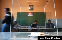 Votuesit në një qendër votimi në Graçanicë më 2006, kur u mbajt referendumi mbi Kushtetutën e re serbe. Kësaj radhe, autoritetet në Kosovë kanë thënë se serbët mund të votojnë për referendumin e Serbisë përmes postës dhe Zyrës Ndërlidhëse serbe.