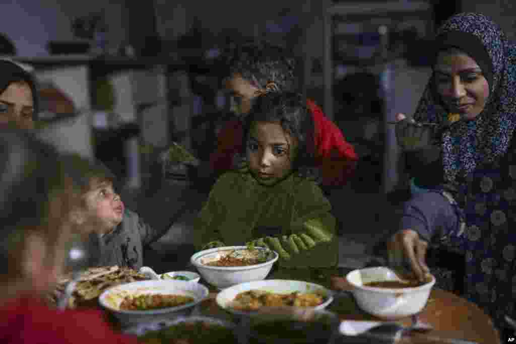Një familje palestineze duke ngrënë ushqimet e përgatitura për iftar, në Xhabalia. Ky është Ramazani i dytë radhazi që ata e kremtojnë muajin e shenjtë në rrethana të jashtëzakonshme.