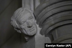 Elie Wiesel szobra a Washingtoni Nemzeti Katedrálisban
