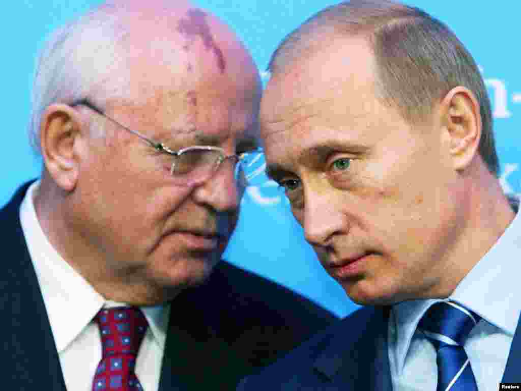 Gorbachev duke folur me presidentin rus, Vladimir Putin, gjatë një konference në Shlesvig, Gjermani, në dhjetorin e vitit 2004. Gorbachev ka kritikuar Vladimir Putinin, por ka lavdëruar okupimin dhe aneksimin rus të Krimesë nga Ukraina, teksa raportohet të ketë thënë se &ldquo;edhe unë do të kisha vepruar njësoj&rdquo;. Megjithatë, pas pushtimit të Ukrainës nga Rusia në shkurtin e 2022-tës, vlerësimi i Gorbachevit për pasardhësin e tij raportohet se ka marrë teposhtën.