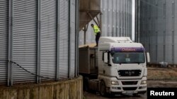 Un camion încarcă cereale dintr-un depozit din satul Bilohiria, Ucraina, 19 septembrie 2023.