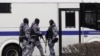 Percheziții ale ofițerilor ruși de poliție (imagine generică)