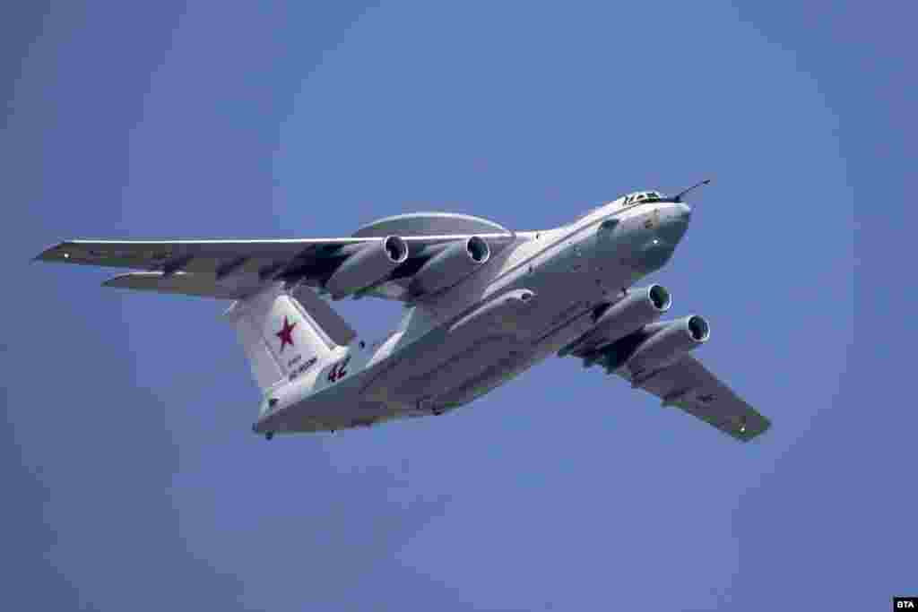 Një avion rus me sistemin e paralajmërimit dhe kontrollit të hershëm Beriev A-50, duke fluturuar mbi qendrën e Moskës, në maj të vitit 2019.&nbsp; Kievi pretendoi më 15 janar se ushtria e tij rrëzoi një avion gjurmues A-50 mbi Detin Azov. Zëdhënësi i Kremlinit, Dmitry Peskov, tha se ai nuk kishte &quot;asnjë informacion&quot; për sulmin nga Ukraina ndaj aeroplanit. Ai i drejtoi gazetarët rusë te Ministria e Mbrojtjes, e cila nuk është deklaruar në lidhje me pretendimin.