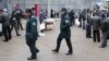 Сотрудники узбекской милиции идут по местному рынку. 