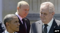 Президент США Барак Обама (ліворуч), президент Чехії Мілош Земан (праворуч) та президент Росії Володимир Путін. Архівне фото