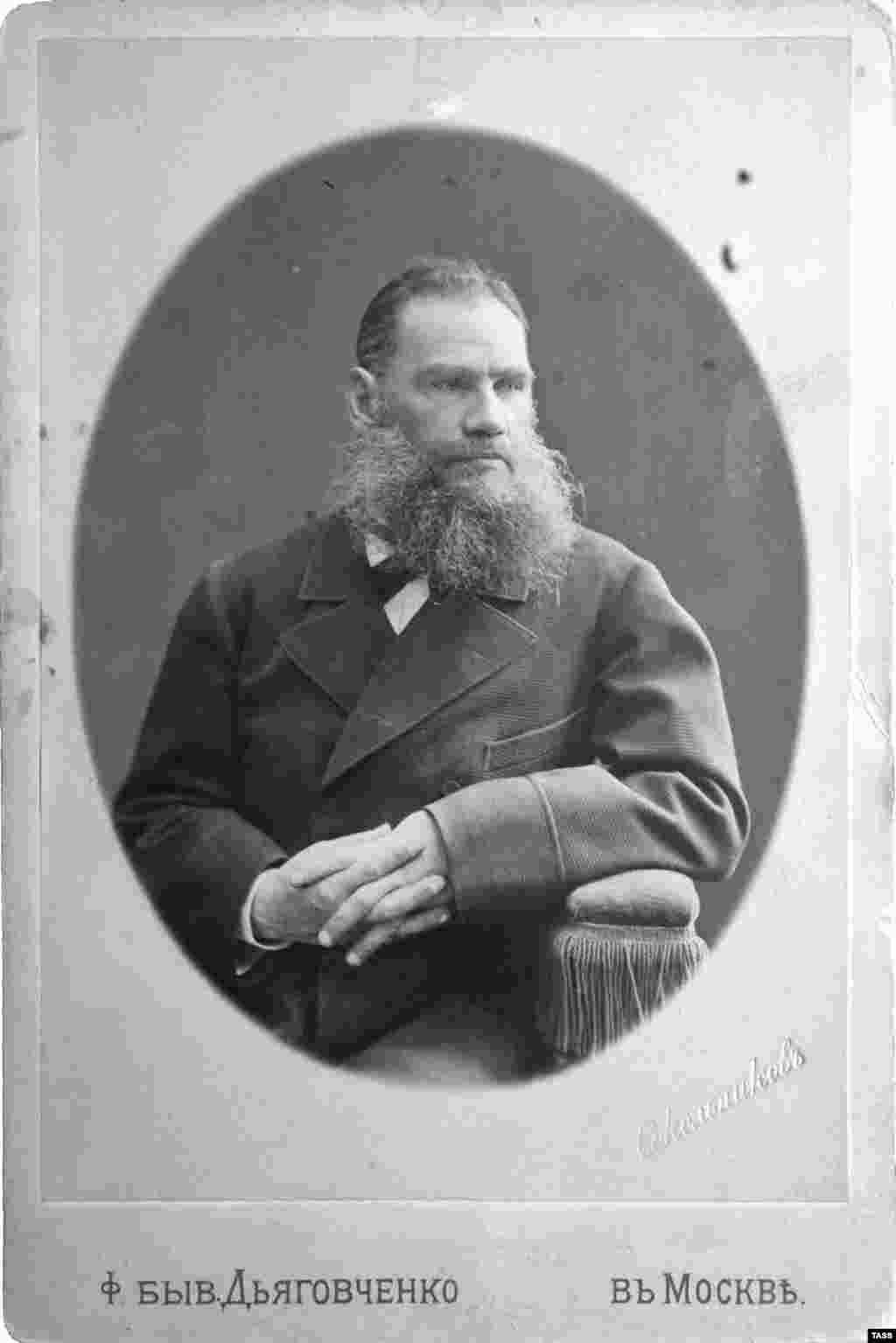 Писатель в 1870-е годы, когда он стал всемирно известным писателем. В 1878 году Толстой стал набожным христианином, сосредоточившись на изучении библейского писания. Толстой отвергал многие из постулатов Русской православной церкви. Он стал вегетарианцем, заявив в своем эссе: &laquo;Человек может быть здоровым и без убийства животных для того, чтобы их съесть. Поэтому, если он ест мясо, он принимает участие в убийстве только для утоления своего аппетита. А делать это аморально&raquo;.