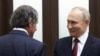 Руският президент Владимир Путин (вдясно) поздравява ръководителя на Международната агенция за атомна енергия Рафаел Гроси преди разговорите в Сочи на 6 март.