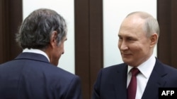 Руският президент Владимир Путин (вдясно) поздравява ръководителя на Международната агенция за атомна енергия Рафаел Гроси преди разговорите в Сочи на 6 март.