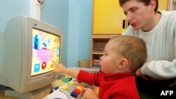 Дете пред компјутер 