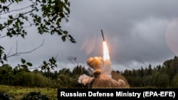 Ruska taktička raketa Iskander-M tokom vojnih vežbi Zapad 2017 na poligonu Luga u Sankt Peterburgu, 19. septembra 2017.
