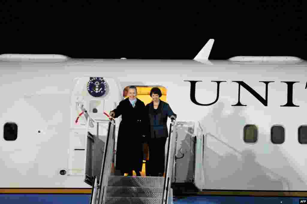 Sekretarja amerikane e Shtetit, Hillary Clinton, dhe p&euml;rfaq&euml;suesja e Lart&euml; p&euml;r Politik&euml; t&euml; Jashtme dhe Siguri e BE-s&euml;, Catherine Ashton, teksa zbresin nga aeroplani n&euml; Aeroportin Nd&euml;rkomb&euml;tar t&euml; Prishtin&euml;s...