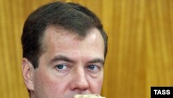 Слово «принуждение» в адрес Грузии Медведев использовал для лучшего взаимопонимания с российскими обывателями, говорит эксперт