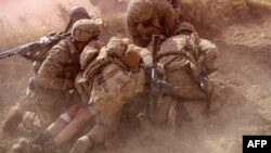 Ushtarët amerikanë në Afganistan e ndihmojnë një koleg të plagosur
