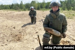 Genistii militari belaruși în timpul operațiunii de deminare a zonei din apropierea satului Paulauka, în mai 2024.