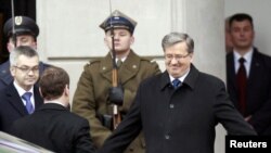 Президент Польши Бронислав Коморовский встречает Дмитрия Медведева в Варшаве, 6 декабря 2010