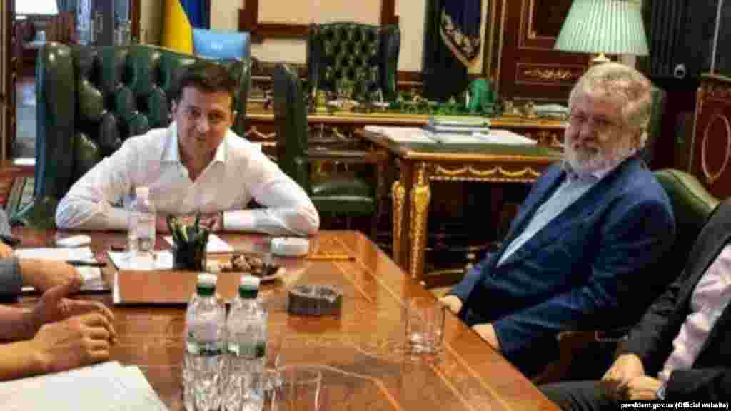 2021 júniusában Zelenszkij előterjesztette az úgynevezett oligarchaellenes törvényt, amely több kritérium – többek között a vagyon, az iparági dominancia, a politikai tevékenység és a média feletti befolyás – alapján törvényileg definiálja az oligarcha fogalmát. Ironikus módon sokak szerint Zelenszkijt 2019-ben Ihor Kolomojszkij oligarcha és médiája segítette hatalomra
