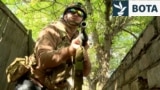 Trupat ukrainase patrullojnë qytetin mes sulmeve të vazhdueshme