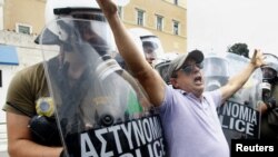 Бастующие греки не верят правительству, избравшему путь строгой экономии