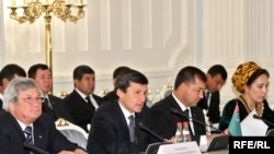 Türkmenistanyň Orsýetdäki ilçisi Halnazar Agahanow (çepde) we Türkmenistanyň daşary işler ministri Raşid Meredow (çepden ikinji) ykdysady hyzmatdaşlyk boýunça türkmen-rus gepleşiklerinde, Moskwa, 8-nji ýanwar, 2010-njy ýyl. 