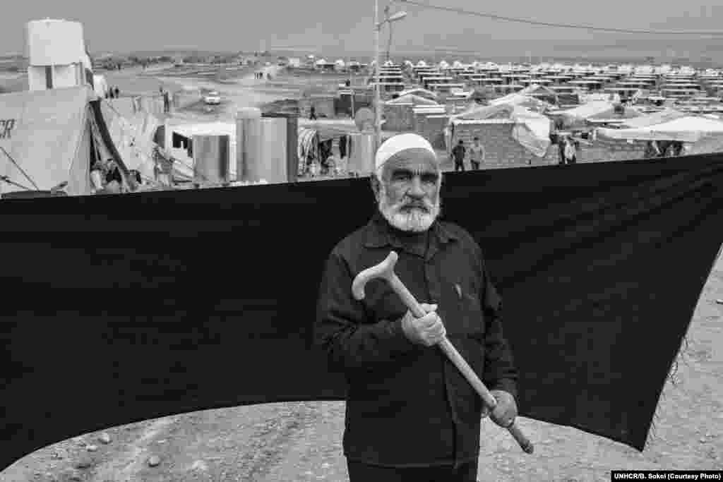 Ahmed (70) smatra da je najvažnija stvar koju je ponio sa sobom štap, bez kojeg ne bi mogao pješačiti dva sata kako bi stigao do iračke granice, gdje je našao utočište. 