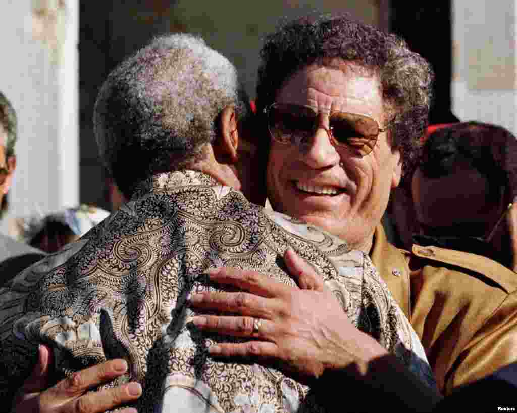 Nelson Mandela sa libijskim liderom Muammar Qaddafijem, 22. oktobar 1997.
