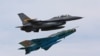 Un avion F16 al Aviației SUA (sus) și un MIG 21 Lancer al Armatei Române