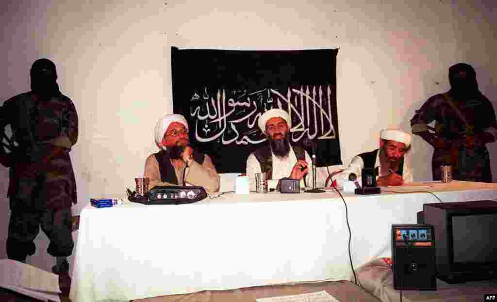 Afër fundit të luftës sovjeto-afgane, Bin Laden (i fotografuar në mes, më 1998), formoi atë që u bë e njohur si Al-Kaida. Udhëheqësi terrorist më pas shpalli luftë ndaj &quot;hebrenjve dhe kryqtarëve&quot;, dhe proklamoi se vrasja e perëndimorëve &quot;është detyrë individuale për çdo mysliman&quot;.