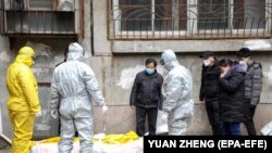 1 februarie: o victimă a coronavirusului este depusă la o casă funerară