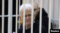 Алес Бяляцки на съдебно заседание в Минск през януари.