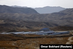 Instalimet e përdorura nga inxhinierët dhe ekskavatorët kinezë shihen në minierën e bakrit në Mes Aynak në provincën Logar të Afganistanit. Fotografi nga arkivi.