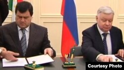 Тожикистонлик муҳожирлар учун миграция қоидаларини енгиллаштириш кўзда тутилган келишув Россия Федерал миграция хизмати директори Константин Ромодановский (ў) ва Тожикистон Миграция хизмати раҳбари Сафиало Девонаев (ч) томонидан 8 феврал куни имзоланган. 