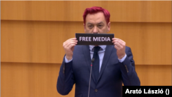 A lengyel ellenzéki Robert Biedron a rendelkezésére álló egy percet némán állva töltötte, miközben a “Free media” feliratot tartott maga elé