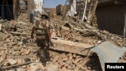 U gradu Miran Šah, Severni Vaziristan, pakistanski vojnik ruševine kuće uništene tokom vojne operacije protiv talibanskih militanata 2014.