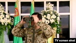 Türkmen prezidenti G.Berdimuhamedow dürbide uzaklara garaýar.