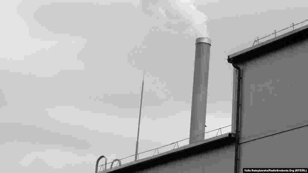 Дим із заводської труби. Керівництво підприємства запевняє, що завод викидає в повітря майже винятково вуглекислий газ, шкідливі гази &ndash; переробляють