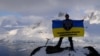 Андрій Мочурад із прапором, з яким пройшов бої на Донбасі
