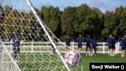 Ekipi me më pak xixa afër vetes, Wycombe Wanderers, që zotërohet në pjesën më të madhe nga miliarderi gjeorgjiano-kazak, Mikheil Lomtadze, është duke e luajtur ndryshe lojën.