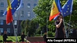 Maia Sandu, la un protest al PAS și PPDA în fața Parlamentului, septembrie 2017